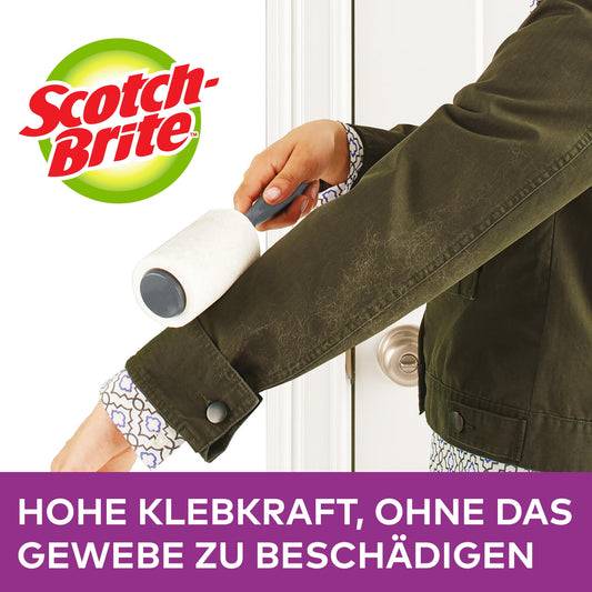 Eine Person entfernt Fusseln vom Ärmel einer dunklen Jacke mit der Scotch-Brite™ Everyday Clean Ersatz-Fusselrolle (56 Blatt) von 3M Deutschland GmbH. Text: "Hohe Klebkraft, schont das Gewebe.