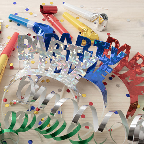 Die PAPSTAR 4 Haarreifen farbig sortiert „Metallic“ der PAPSTAR GmbH erstrahlen in knalligen Metallic-Farben wie Blau, Rot und Silber – ideal für Partys mit Konfetti, gewellten Bändern und bunten Krachmachern auf hellem Holzuntergrund.