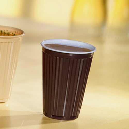 Ein mit Getränk gefüllter Starpak 100 Thermo-Automatenbecher (PS, 0,18l, Ø7,03cm, 9cm, braun/weiß) steht auf einer hellen Ablage neben einem weiteren Becher; ideal für Getränke unterwegs. Packung mit 100 Stück.