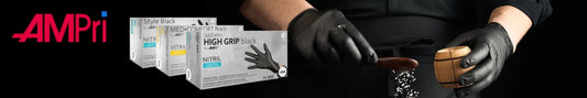Werbebanner der Marke AMPri. Links oben das rote AMPri-Logo auf schwarzem Hintergrund. Daneben sind drei Packungen schwarzer Einweghandschuhe der Serie „Style Black“, „Med Comfort Black“ und „High Grip Black“ zu sehen. Rechts im Bild trägt eine Person schwarze Nitrilhandschuhe und streut mit einem Löffel grobes Salz auf ein rundes Stück Fleisch. Die Szene ist dunkel und professionell ausgeleuchtet, was auf den Einsatz in der Gastronomie oder im Hygienebereich hinweist.