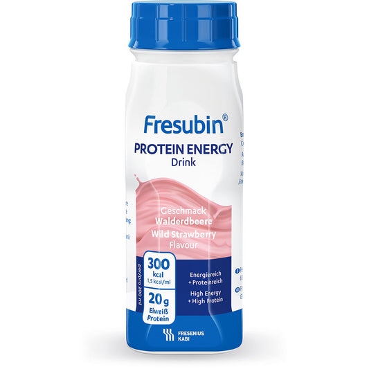 Eine 200-ml-Plastikflasche Fresubin Protein Energy Drink, Geschmacksrichtung Walderdbeere, der Fresenius Kabi Deutschland GmbH, mit einem weiß-rosa Etikett, das 300 kcal und 20 g Protein pro Portion angibt.