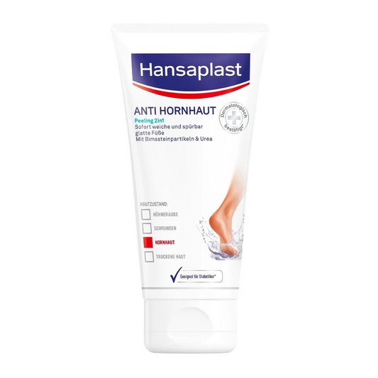 Eine weiße Tube mit dem Auslaufartikel der Beiersdorf AG: Hansaplast Anti Hornhaut Peeling 2in1 (75ml) steht aufrecht. Das überwiegend weiße Etikett mit blauen und roten Akzenten zeigt nackte Füße, Wasserspritzer und den Text "Fußpflege".