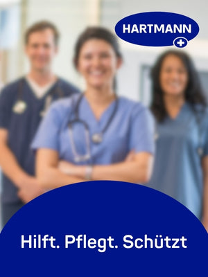 Werbung für Hartmann Gesundheitsprodukte. Im Vordergrund steht in weißer Schrift auf blauem Hintergrund der Slogan: ‚Hilft. Pflegt. Schützt.‘ Dahinter sind drei medizinische Fachkräfte in blauer Dienstkleidung zu sehen – unscharf dargestellt, eine Frau mit Stethoskop im Fokus. Oben rechts befindet sich das Hartmann-Logo mit weißem Kreuz auf dunkelblauem Oval.