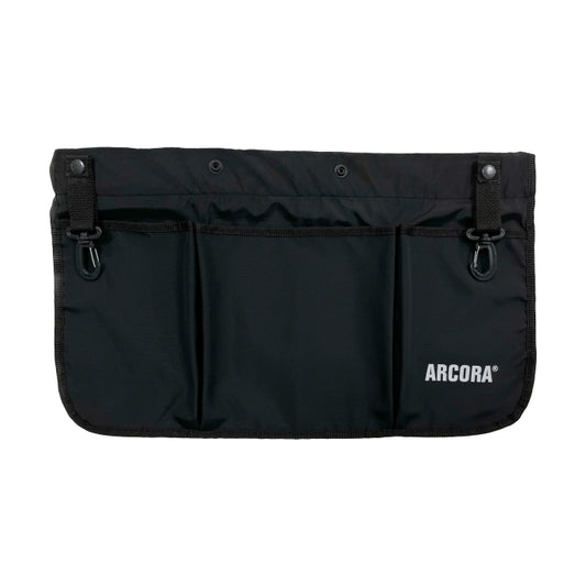 Die Arcora Multi Tool Belt Hüftarbeitstasche Mit Gurt Schwarz von Arcora International GmbH ist eine schwarze Stofftasche mit drei Vordertaschen, zwei oben verstellbaren Schnallenriemen und dem Aufdruck "ARCORA" in Weiß unten rechts.