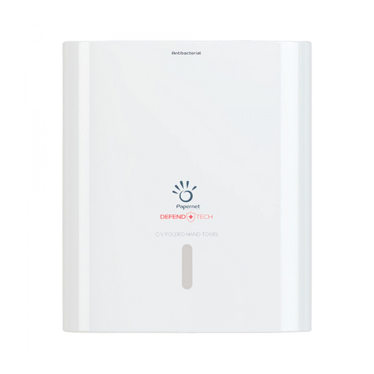 Ein weißer, an der Wand befestigter Papernet Antibakterieller Spender für C/V-Falz Falthandtücher mit dem Logo der Sofidel Germany GmbH Defend Tech Technologie mit den Aufdrucken „antibakterieller Spender“ und „CV Folded Hand Towel“. Auf der Vorderseite ist ein schmaler vertikaler Schlitz sichtbar.