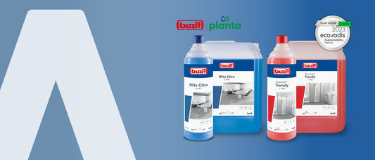 Auf blauem Hintergrund sind drei große Buzil-Reinigungsmittelbehälter zu sehen, daneben das Buzil-Logo, das Planta-Label und die EcoVadis-Platin-Nachhaltigkeitsplakette 2023.
