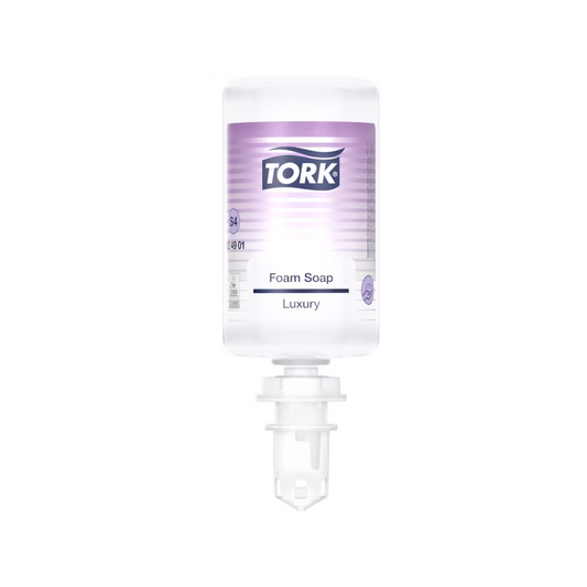 Eine durchsichtige Tork 524901 Luxus Schaumseife Premium S4 (1000 ml) Flasche mit violettem Etikett und weißem Spenderverschluss ist kopfüber, isoliert auf Weiß, abgebildet und sorgt für ein angenehmes Händewascherlebnis. Marke: TORK – Essity Professional Hygiene Germany GmbH.