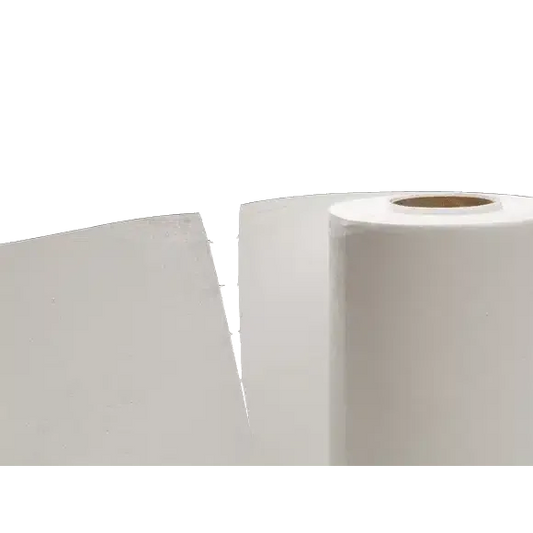 Eine große Rolle Vileda MicroRoll Wischtücher aus Microfaser steht senkrecht neben einem flachen, rechteckigen Blatt, beide mit Endlosfaser-Technologie gefertigt. Die Rolle hat einen sichtbaren Kartonkern vor einem weißen, objektfreien Hintergrund.