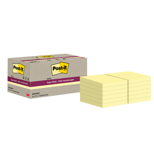 Eine Schachtel mit der Aufschrift "Post-it® Super Sticky 100% Recycling Notes, 47,6 mm x 47,6 mm, 70 Blatt/Block, 100% PEFC" der 3M Deutschland GmbH steht neben mehreren Stapeln gelber quadratischer Zettel.