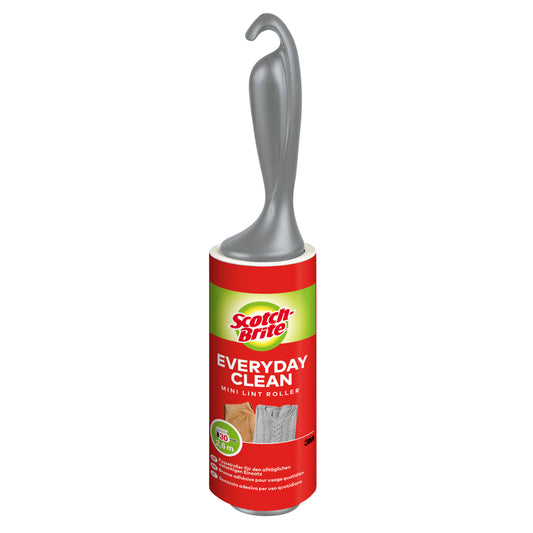 Der Scotch-Brite™ Everyday Clean Mini-Fusselroller von 3M Deutschland GmbH mit farbigem Griff (30 Blatt, 1/Packung) entfernt mühelos Fusseln von verschiedenen Stoffen und zeigt Details sowie Anwendungshinweise auf dem Etikett.