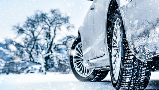 Auto in einer schneebedeckten Landschaft