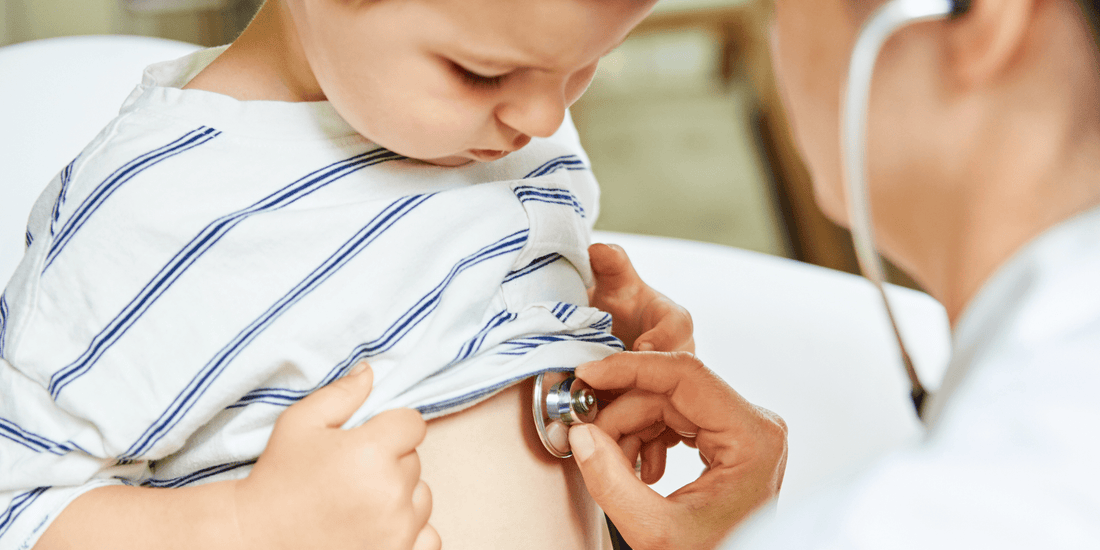Ärztliche Untersuchung eines Kindes mit Stethoskop – Symbolbild für Herzerkrankungen bei Kindern