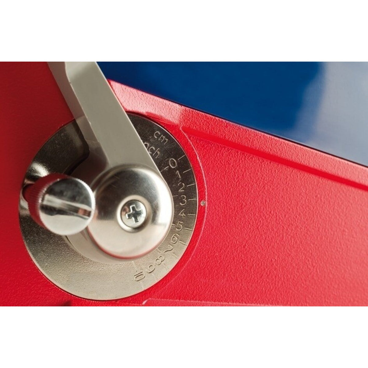 tesa 6038 Halbautomatischer Tischabroller für Rollen bis 30mm Breite – Anwendung