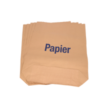Ein Stapel brauner Papiersäcke der EMIL DEISS KG DEISS 7004 (70x95+20 cm, 70 g/m², 2-fach Bündel, 25 Stück) mit dem blauen Schriftzug "Papier" auf der Vorderseite, ideal für den industriellen Einsatz oder als umweltfreundliche Müllsäcke in Abfallsystemen.