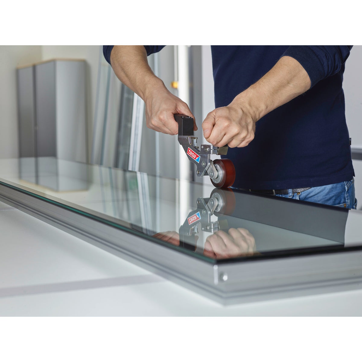 tesa ACXplus 7076 High Resistance Acrylschaumklebeband, 18 m x 40 mm, schwarz – Anwendung
