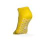 Ein einzelner gelber ECO-PLUS Anti-Rutsch Einwegsocken beidseitig beschichtet von AMPri Handelsgesellschaft mbH steht aufrecht auf weißem Hintergrund, mit weißen geometrischen Antirutsch-Griffen und einem zentralen Logo, ideal für medizinische Bereiche.