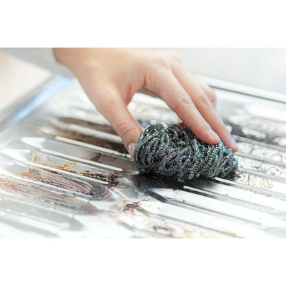 With the Scotch-Brite® stainless steel spiral from 3M Deutschland GmbH (3 pieces per pack), stubborn dirt and grease can be effortlessly removed during kitchen cleaning, e.g., on the sink or stove.