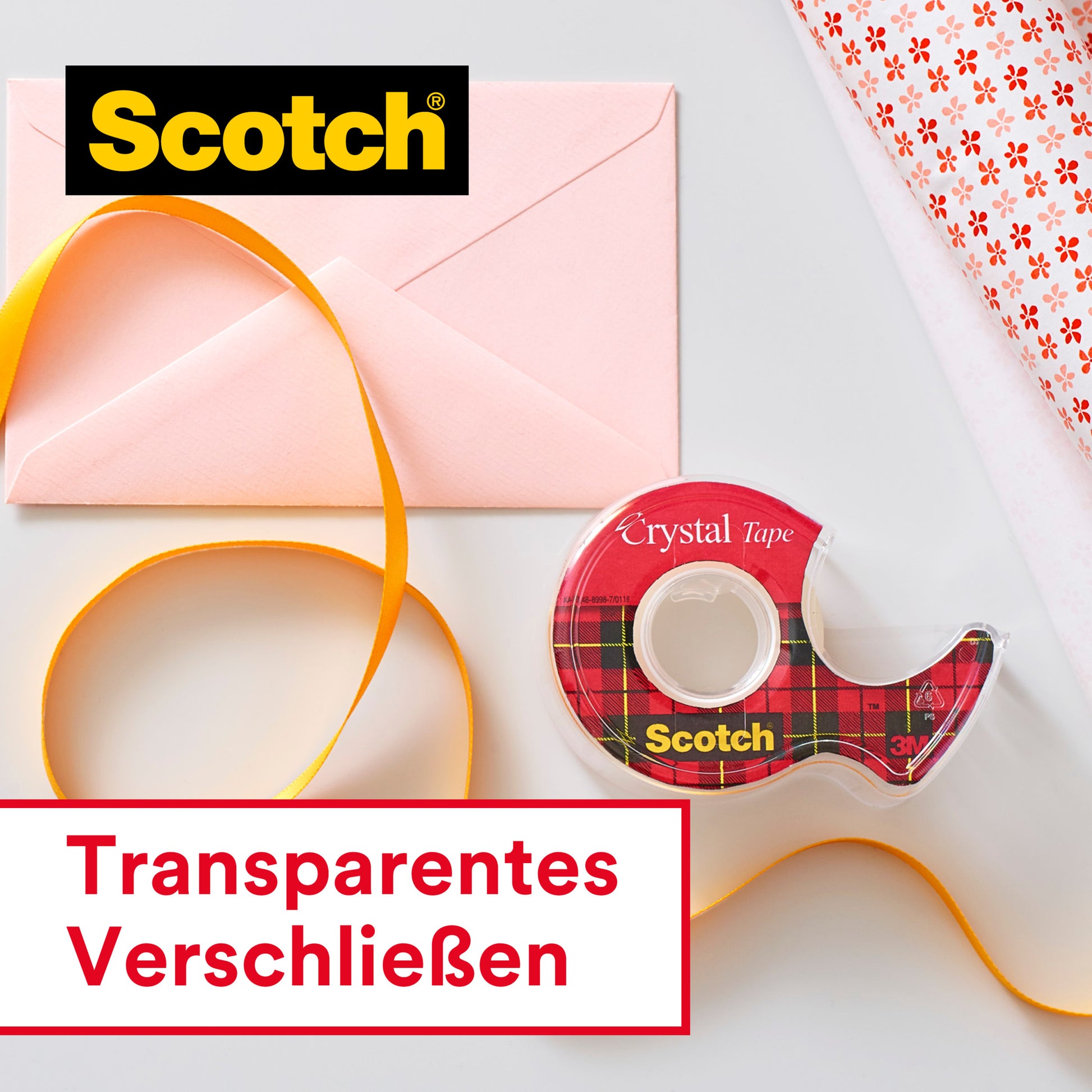 Eine Rolle Scotch® Crystal Klebeband (transparent, 19 mm x 33 m, 1 Rolle) der 3M Deutschland GmbH liegt mit einem rosa Umschlag, gelber Schleife und Geschenkpapier auf einer weißen Fläche. Der Schriftzug "Transparentes Verschließen" erscheint in einem rot umrandeten Kasten.