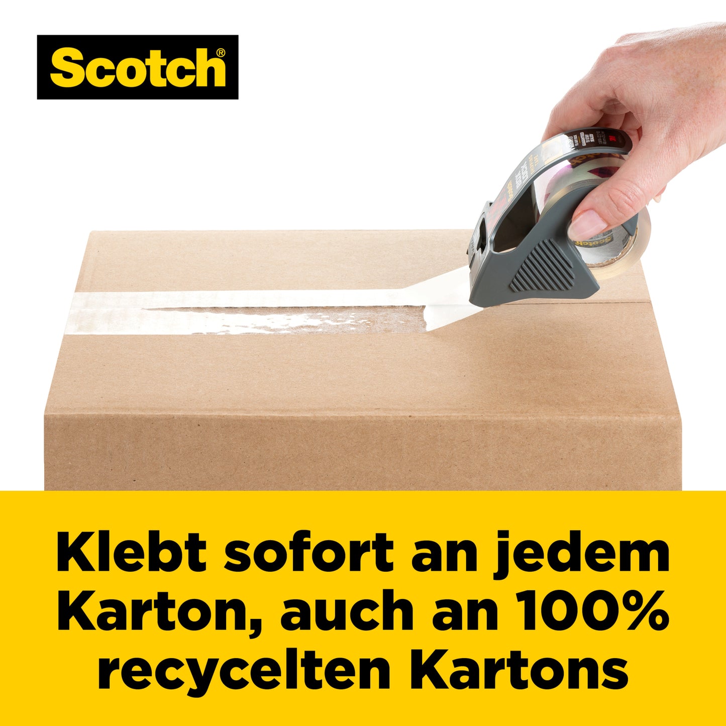 Eine Hand verschließt einen braunen Karton mit einem Scotch® Box Lock™ Verpackungsklebeband 3950-LR3-DC Spender der 3M Deutschland GmbH. Das Scotch-Logo befindet sich oben links; gelber deutscher Text unterstreicht den starken Halt, selbst auf 100% recycelten Kartons. Packung: 3 Rollen, 48 mm x 50 m.