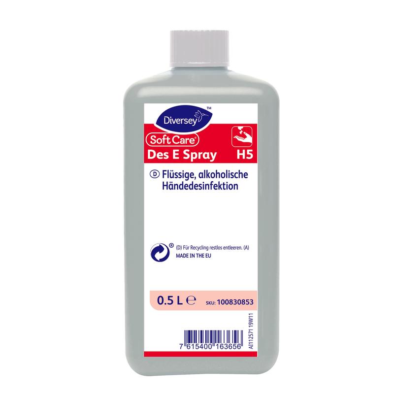 Eine 0,5-Liter-Flasche Soft Care Des E Spray H5 Händedesinfektion von Diversey Deutschland GmbH & Co. OHG, in praktischer Sprayform, in deutscher Sprache beschriftet mit grauem Körper, weißer Kappe und Produkt-/Recyclinginformationen auf der Vorderseite.