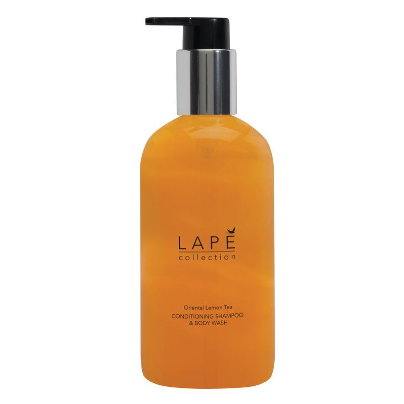 Soláthraíonn buidéal 300 ml as plaisteach soiléir le caidéal dhubh agus coiléar airgid, lipéadaithe le "LAPĒ Collection Oriental Lemon Tea Body Wash & Shampoo" ó Diversey Deutschland GmbH & Co. OHG, boladh úrnua oirthearach.