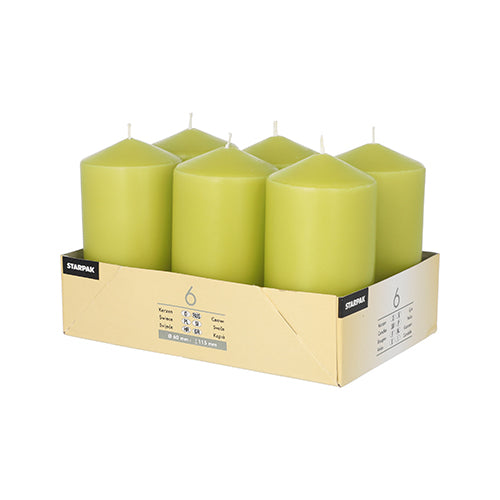 A beige cardboard tray holds six Starpak 6 pillar candles (Ø 60 mm, 115 mm) in light green, each with a flat top and centered wick. The sturdy Starpak tray features black and white side labels and ensures a long burning time.