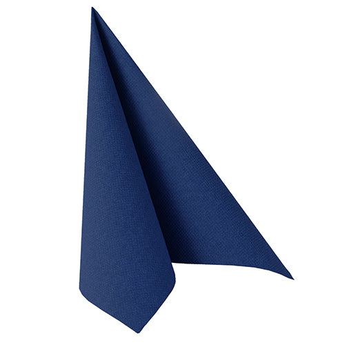 Die Serviette PAPSTAR 50 Servietten "ROYAL Collection" 1/4-Falz 40 x 40 cm dunkelblau von PAPSTAR GmbH ist hochkant in Dreiecksform gefaltet und steht auf weißem Grund.