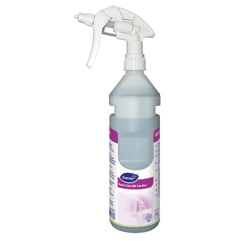 Eine durchsichtige Room Care R9 Plus Pur-Eco Sprühflasche aus Kunststoff, leer von Diversey Deutschland GmbH & Co. OHG, mit einer weißen Sprühdüse und einem Etikett mit violetten Akzenten, konzipiert für umweltfreundliche Reinigungsmittel.