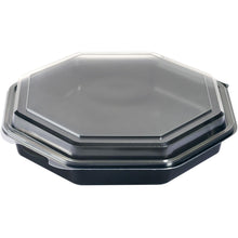 Ein Duni GmbH Octaview® Schwarz/Transparent Takeout-Behälter (230x230x50 mm, hochwertige PS-Platte) mit klarem, aufgesetztem Deckel ist in der schrägen Draufsicht vor weißem Hintergrund dargestellt. Packung: 190 Stück.