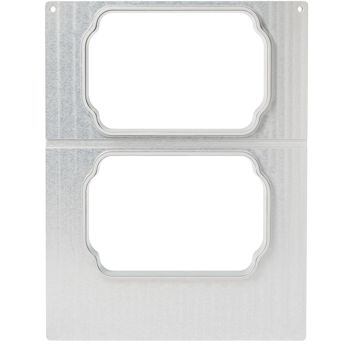 Pláta airgid le dhá ghearradh dronuilleogach cruinnithe, a oireann do cháséad DF15/25 f. PP-Schale Take Away 900 ml (2-úsáid), Duni GmbH, socraithe ceann ar a chéile agus maisithe le himill mhaisiúla.