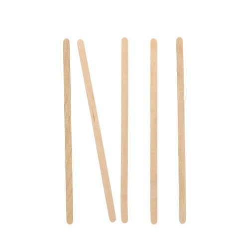 Fünf PAPSTAR „pure“ Rührstäbchen der PAPSTAR GmbH stehen aufrecht auf weißem Untergrund, wobei das vierte Stäbchen wie Kerben nach links geneigt ist. Das helle Naturholz verleiht dem Rührstäbchen einen klaren, minimalistischen Touch.