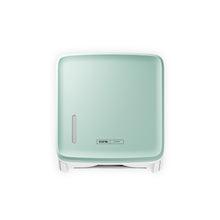 Ein quadratisches, an der Wand montiertes mintgrünes CWS PureLine Frontpanel für den Paper Spender von CWS verfügt über ein kleines ovales Fenster und ein CMS-Logo auf der Vorderseite, das vor einem weißen Hintergrund dargestellt ist.