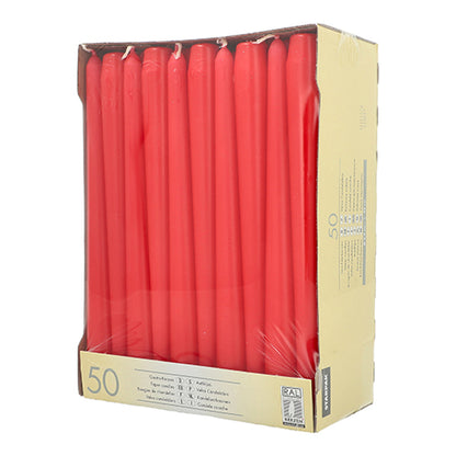 Eine Pappschachtel mit 50 Leuchterkerzen Ø 2,2 cm - 25 cm von Starpak zeigt rote Spitzkerzen aufrecht durch eine durchsichtige Vorderseite, mit Produktangaben auf der Seite. Jede Kerze ist 25 cm lang und wird von Starpak hergestellt.