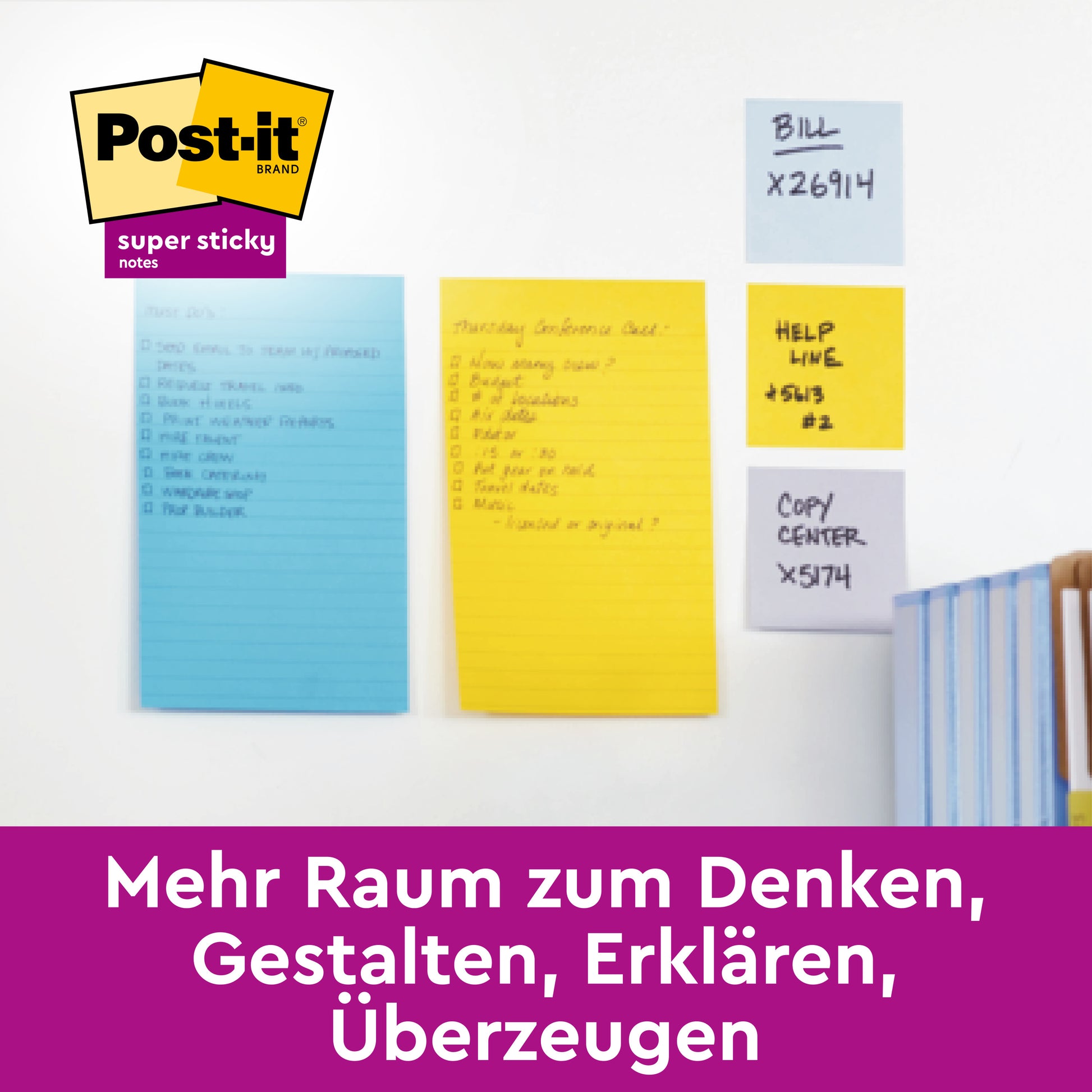 Drei bunte Post-it® Super Sticky Meeting Notes der 3M Deutschland GmbH sind an einer weißen Wand über "Mehr Raum zum Denken, Gestalten, Erklären, Überzeugen" angebracht. Rechts ist teilweise ein Stapel Aktenordner zu sehen.