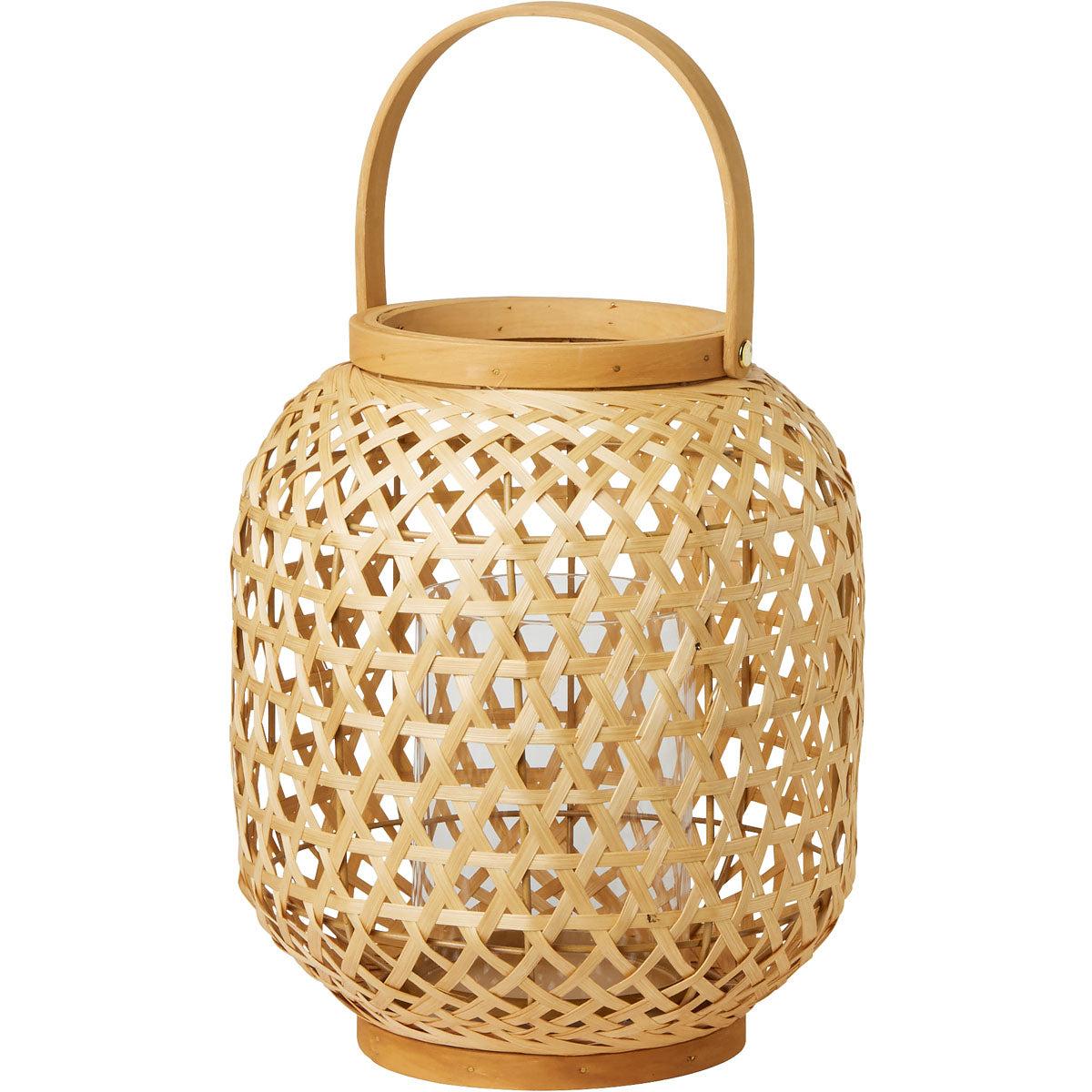 Tá an lampa coinneal Area ó Duni GmbH, beag (255 x 240 mm), déanta as bambú le láimhseáil adhmaid agus cuir isteach gloine, foirfe do choinnle LED agus colúin. Cuireann an dearadh fite aeráil ar fáil do mhaisiúchán gairdín agus ardáin.