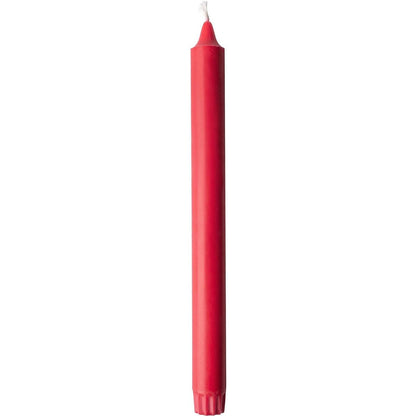 An unlit Duni GmbH crown candle 100% stearin (250 x 22 mm, 9h) with a white wick stands upright against a white background. Its slightly ribbed base edge promises a long burn time.