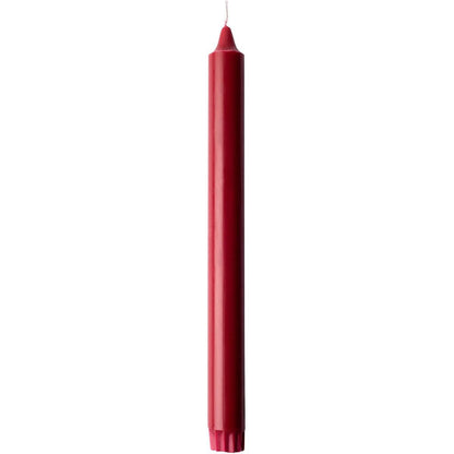 A single, unlit red crown candle 100% stearin from Duni GmbH (250 x 22 mm) with a smooth surface and pointed tip stands upright against a white background and has a long burn time of 9 hours.
