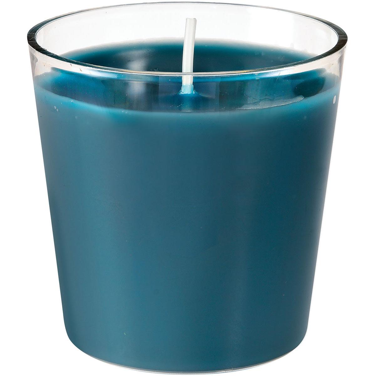 Die Nachfüller Switch & Shine von Duni GmbH ist eine blaue Kerze mit weißem Docht in einem transparenten Halter, von der Seite betrachtet auf weißem Hintergrund, mit ca. 30h langer Brenndauer (65 x 65 mm) für längeren Genuss.