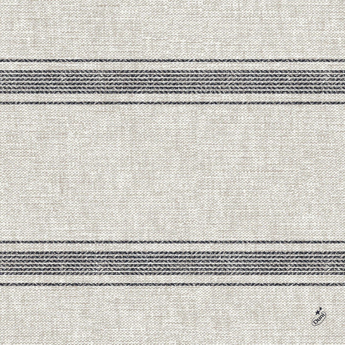 Die Duni GmbH Klassikservietten 40 x 40 cm 4-lagig, geprägt 1/4 Falz ist eine beigefarbene Serviette mit einer gewebten Struktur, zwei Sets von drei dunkelgrauen Streifen und einem kleinen Logo in der rechten unteren Ecke.