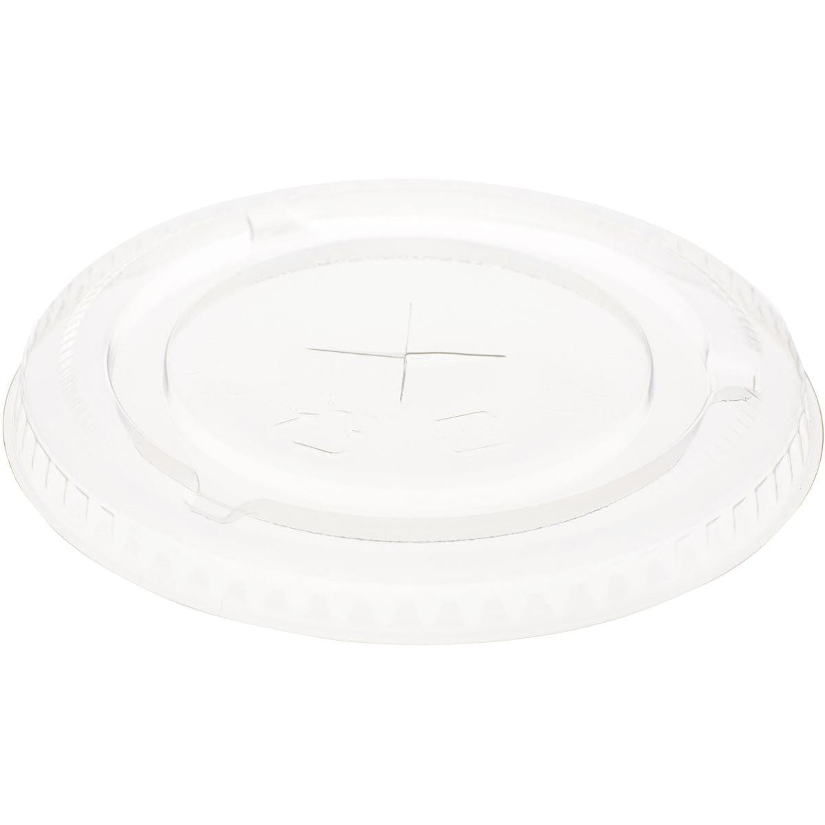 A transparent, round flat lid with cross slot for 188001-2 made from rPET by Duni GmbH with raised edge, smooth surface, and straw opening. Pack (60 pieces). Ideal as sustainable food packaging against a white background.