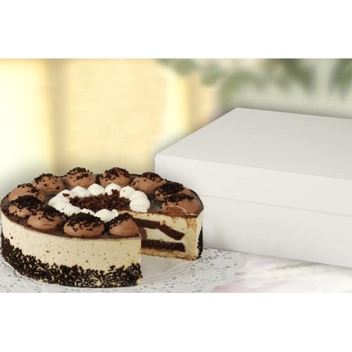 A round cake with chocolate and cream layers lies on a lace cloth next to a closed PAPSTAR 10 cake boxes with lid, square white cardboard from PAPSTAR GmbH; a slice is removed, revealing the chocolate and cream inside.