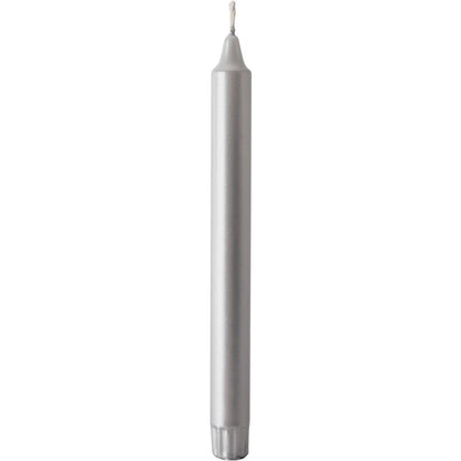 A single unlit silver crown candle (250 x 22 mm) from Duni GmbH, made of 100% stearin with a visible wick, stands upright against a white background and offers a long burn time of 9h.