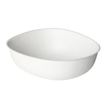 Der Bowl Bagasse Pebble 500 ml Weiß Bagasse von Duni GmbH ist ein ovaler, weißer, biologisch abbaubarer Einwegbehälter mit glatten und leicht strukturierten Rändern, der in Packungen zu 50 Stück verkauft wird, abgebildet auf weißem Hintergrund.