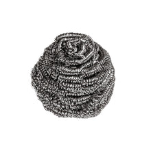 Die Scotch-Brite® Edelstahl-Spirale von 3M Deutschland GmbH (3 Stück pro Packung) aus silbernem Edelstahl mit gewundener Struktur eignet sich ideal für die Küchenreinigung und entfernt hartnäckige Verschmutzungen. Abgebildet vor weißem Hintergrund.