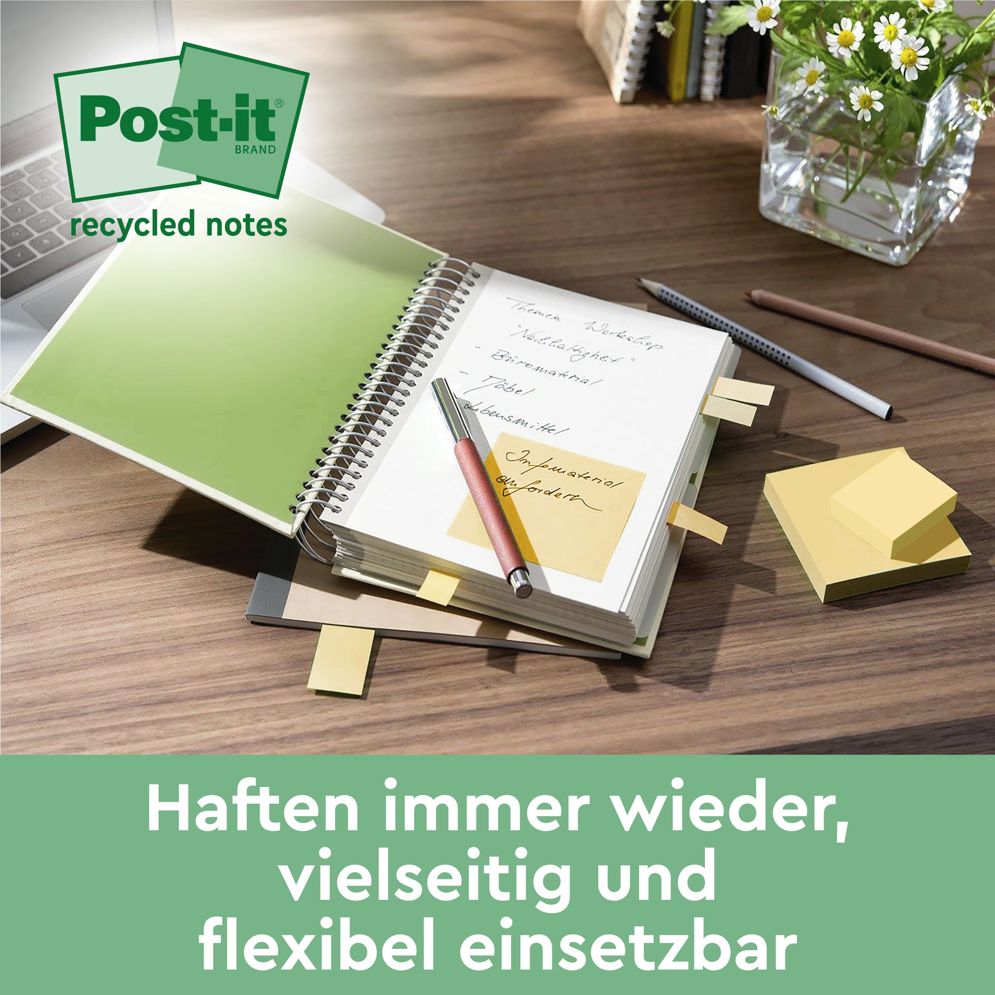 Ein aufgeschlagenes Notizbuch mit gelben Post-it® Recycling Z-Notes (76x76 mm, 100 Blatt pro Block, 6 Blöcke/Packung, 100% PEFC) von 3M Deutschland GmbH liegt auf einem Schreibtisch mit einem Stift, zusätzlichen Notizen und einer Pflanze. Ein deutscher Text unterstreicht ihre Wiederverwendbarkeit.