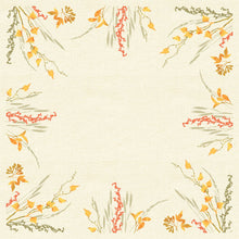 Die Dunicel-Mitteldecke 84x84 Fall Beauty von Duni GmbH hat einen beigen Hintergrund, der mit leuchtenden Herbstblättern und einem weichen Aquarell-Effekt umrandet ist, perfekt für herbstliche Tischdekoration. Die Packung enthält 20 Stück.