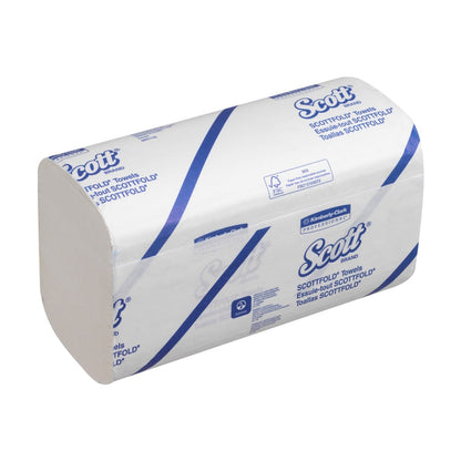 Ein Karton Scott® SCOTTFOLD* Handtücher von Kimberly-Clark GmbH (weiß, gefaltet, Mittel - 25 Clips x 175 Blatt) steht in weiß-blauem Design auf einer weißen Fläche.