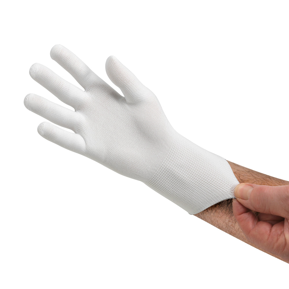 Eine Hand wird von einer anderen Hand mit einem weißen, strukturierten KleenGuard® G35 Nylon-Handschuh (24 cm, beidhändig tragbar) vor einem schlichten weißen Hintergrund ausgestattet. Produkt von Kimberly-Clark GmbH.
