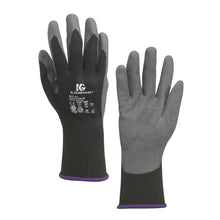 Zwei graue und schwarze KleenGuard® G40 latexbeschichtete, handspezifische Handschuhe von Kimberly-Clark GmbH mit texturierter Oberfläche, verlängerten Stulpen und Sicherheitsinformationen auf dem Handrücken eines Handschuhs.