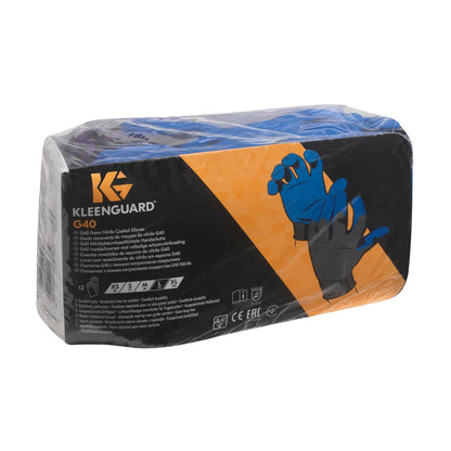 Abgebildet ist eine versiegelte Packung KleenGuard® G40 Schaumbeschichtete Handschuhe - handspezifisch / Blau der Kimberly-Clark GmbH. Die schwarz-orangefarbene Verpackung zeigt blaue Handschuhe und mehrsprachige Produktinformationen.